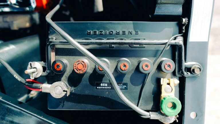 Gros plan sur une batterie de voiture avec ses câbles branchés