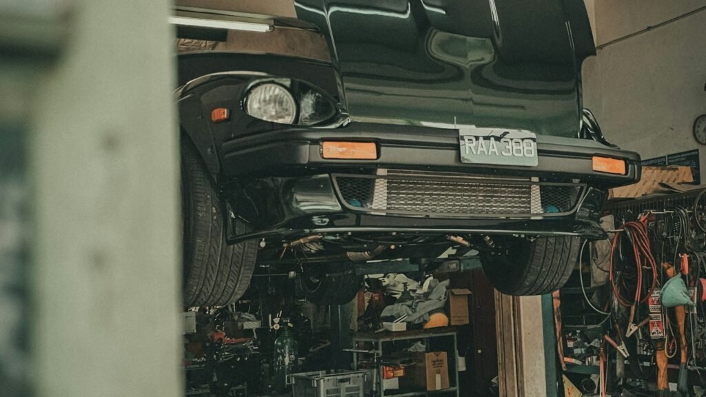 Voiture surélevée sur un pont élévateur