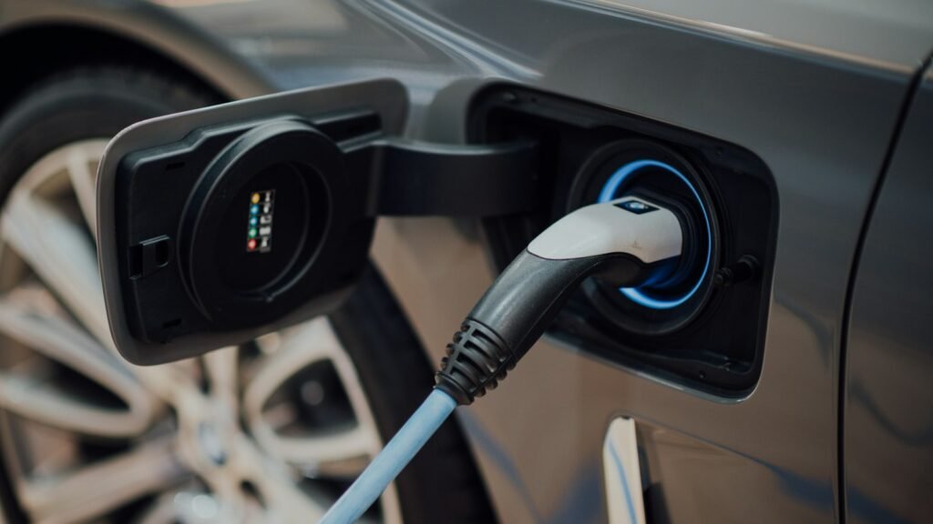 Câble de recharge branché sur une voiture électrique