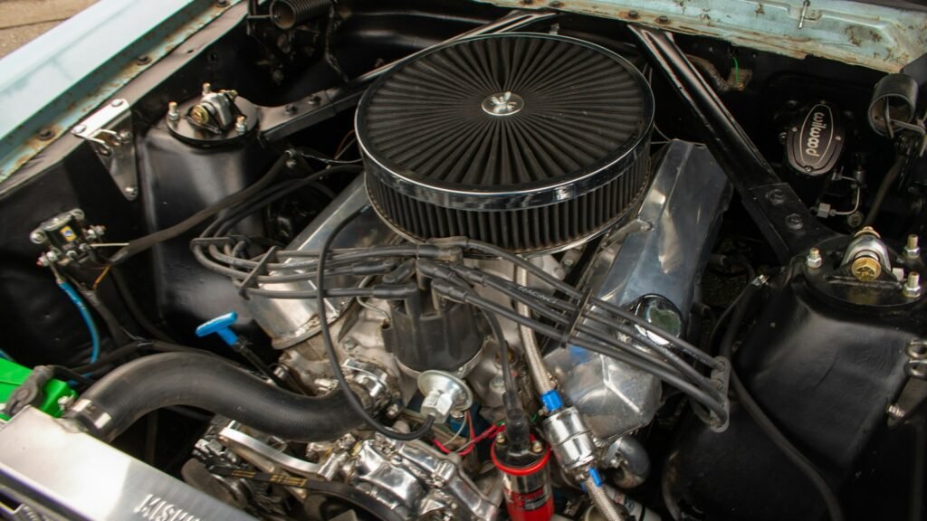 Compartiment moteur d'une voiture avec le capot ouvert