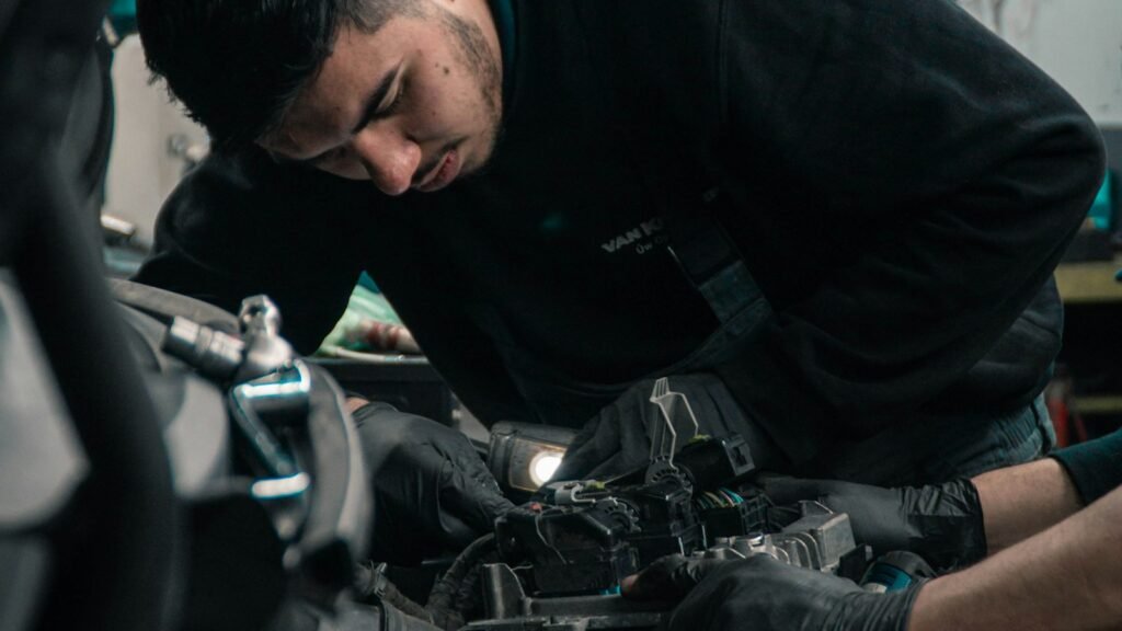 Mécanicien travaillant sur le moteur d'une voiture