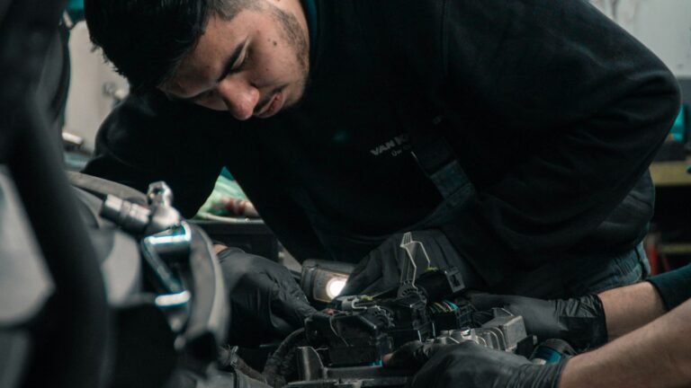 Mécanicien travaillant sur le moteur d'une voiture