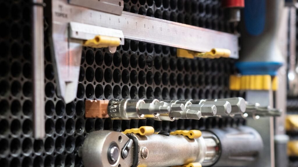 Outils suspendus au mur d'un atelier
