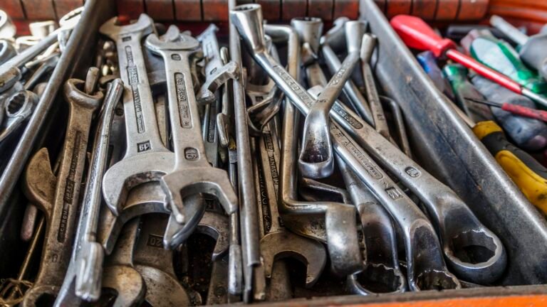 Caisse remplie de clés et d'outils