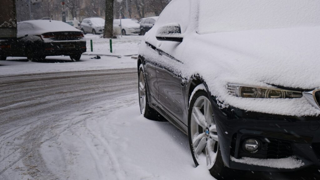 Voiture couverte de neige dans une rue enneigée