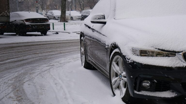 Voiture couverte de neige dans une rue enneigée