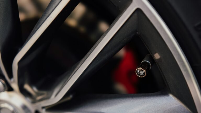 Jante de voiture avec la valve du pneu bien visible