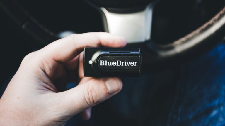 Main tenant un boîtier de diagnostic OBD