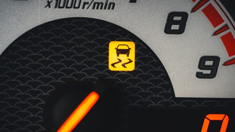 Gros plan sur un compteur de voiture avec un voyant jaune allumé